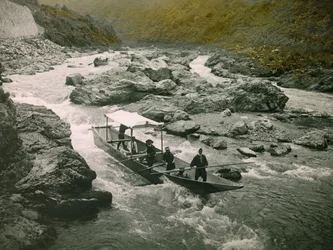 Una barca en los rápidos del río Hozu, Kioto, hacia 1900 - 1915 (fotografía)