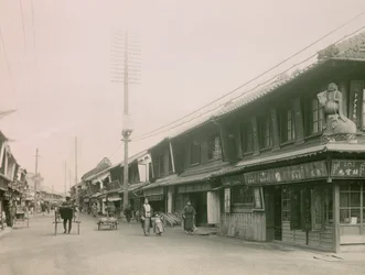 Una calle comercial en el distrito Motomachi de Kobe, hacia 1900 - 1915 (fotografía)