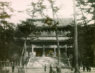 Puerta del templo budista Chion-in, distrito de Higashiyama, Kioto, hacia 1900 - 1915 (fotografía)