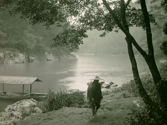 Pescador junto al río Hozu, distrito de Arashiyama, Kioto, hacia 1900 - 1915 (fotografía)