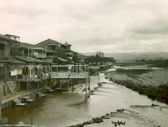 Casa en el río Kamo-Gawa, cerca de Kioto, hacia 1900 - 1915 (fotografía)