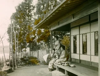 Familia japonesa delante de su casa, hacia 1900 - 1915 (fotografía)