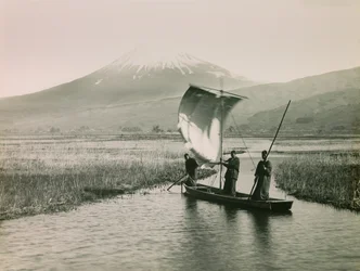 El monte Fuji visto desde Tokaido, hacia 1900 - 1915 (fotografía)