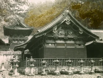 Parte del templo Tosho-Gu llamado Sanjinko en Nikko, circa 1900 - 1915 (fotografía)