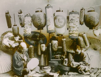 Retrato de un fabricante japonés de linternas y sombrillas, hacia 1900 - 1915 (fotografía)