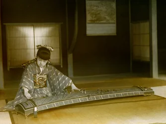Retrato de una mujer japonesa tocando el Koto hacia 1900 - 1915 (fotografía)
