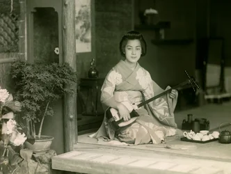 Retrato de una mujer japonesa tocando el shamisen hacia 1900 - 1915 (fotografía)