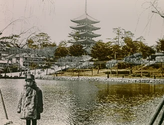Retrato de un joven japonés delante de una pagoda en Tokio, hacia 1900 - 1915 (fotografía)