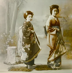 Retrato de dos jóvenes geishas hacia 1900 - 1915 (fotografía)