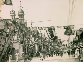 Calle del teatro en el distrito Shinkaichi de Kobe, hacia 1900 - 1915 (fotografía)