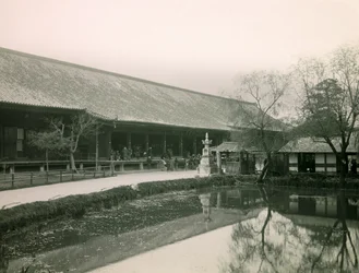 Vista del templo budista Sanjusangen-do, Kioto, hacia 1900 - 1915 (fotografía)