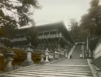 Vista del templo budista sobre pilotes en Nara, hacia 1900 - 1915 (fotografía)