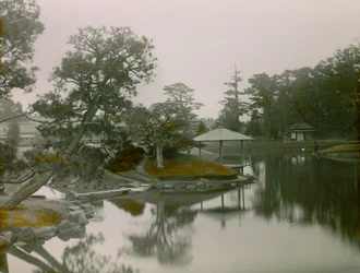 Vista del jardín japonés Koraku-en en Okayama, hacia 1900 - 1915 (fotografía)