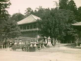 Vista del templo budista Nigatsu - Do en Nara, hacia 1900 - 1915 (fotografía)