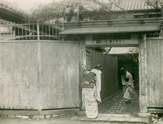 Joven japonesa visitando a una amiga, circa 1900 - 1915 (fotografía)