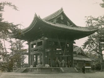 campanario del templo budista Todai-Ji de Nara, hacia 1900 - 1915 (fotografía)