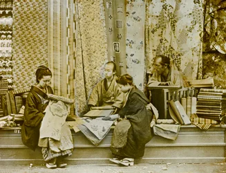 vendedor de seda en japón, circa 1900 - 1915 (fotografía)