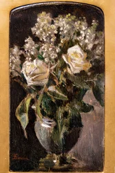 Jarrón con rosas blancas y lirios del valle