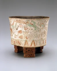 Vaso trípode con dos sopladores y aves quetzal en árboles de cacao, Tardío Xolalpan, 550-650