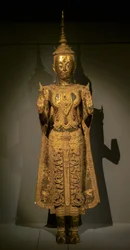 Desfile de Buda haciendo el gesto de la ausencia de miedo con ambas manos