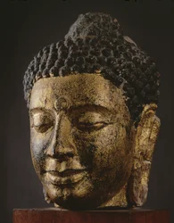 Cabeza gigante de Buda con ojos cerrados, estilo Srivijaya