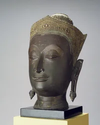 Cabeza del Buda adornado