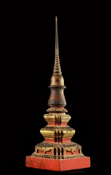 Modelo de un chedi o torre relicario