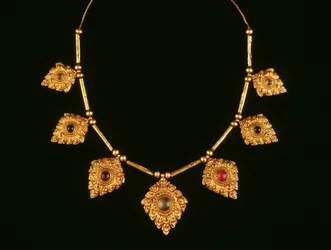 Collar, siglos XVII-XVIII (oro y piedras preciosas)