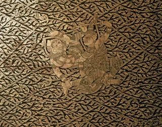 ARTE TAILANDÉS: Episodio del "Ramayana" con decoración Kra Nak. Estuche de libros, Bangkok St.