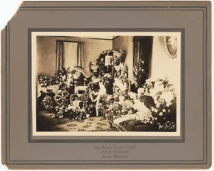 Impresión fotográfica de arreglos florales funerarios para Samuel M. Jackson Jr., septiembre de 1928