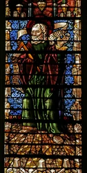 Ventana que representa al Apóstol San Tomás con pergamino del Credo (vidrieras)