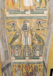 Interior del ataúd de Imenemipet que representa el ojo wedjat y una mujer con los brazos levantados, Dinastía 21-22 (madera pintada)