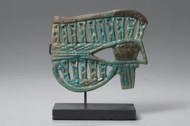 Amuleto del ojo Wedjat con figuras del dios Nehebkau