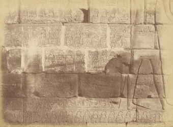 Vista de cerca de inscripciones jeroglíficas y esculturas (Lista de las naciones derrotadas), Karnak
