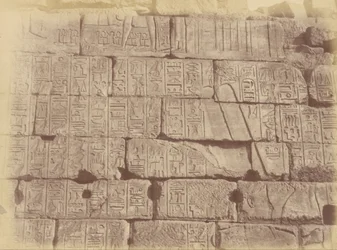 Vista de cerca de inscripciones jeroglíficas y esculturas (Lista de las naciones derrotadas), Karnak