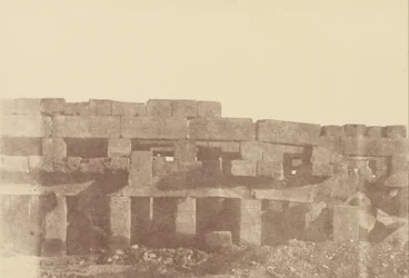 Vista de cerca del paseo cubierto de Tothmes III, Karnak