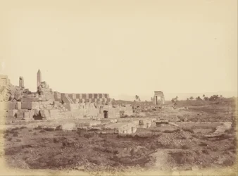 Vista General de Karnak incluyendo el Paseo Cubierto de Tothmes III