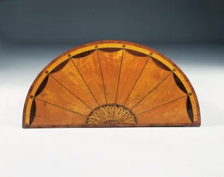 Cómoda semicircular de marquetería George III, c.1760-79