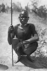 Un niño con cuernos, Abercorn a Tukuyu, Tanganica, 1925-1927