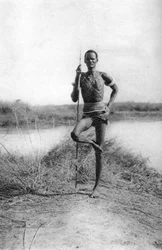 Una actitud característica de los Dinka, Terrakekka a Aweil, Sudán, 1925-1927