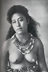 Una belleza samoana, con collares de dientes y conchas, 1902