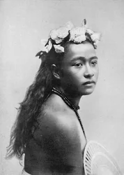 Una chica samoana, con guirnalda de flores de hibisco, 1902