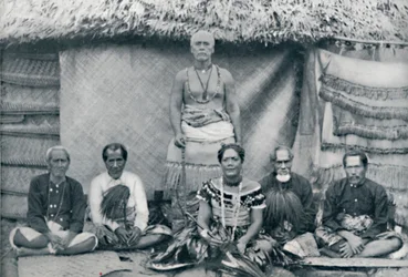 Un grupo de samoanos, incluyendo al conocido rebelde Mataafa Iosefo la figura de pie, 1902