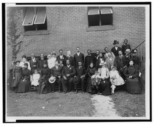 Miembros de la Primera Iglesia Congregacional, Atlanta, Georgia, posando fuera de la iglesia de ladrillo