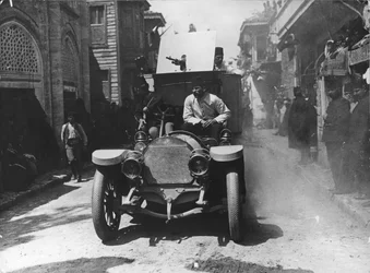 Un coche blindado perteneciente a los jóvenes turcos, 1909