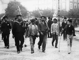 Arresto de un realista por marineros durante la Revolución Portuguesa, 1910
