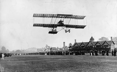 Grahame White volando su máquina desde el Club Ranelagh, el mismo año del vuelo de Manchester, 1910