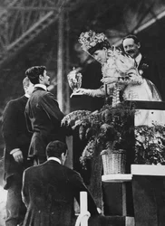La reina Alexandra entregando una copa especial a Dorando para conmemorar su gran esfuerzo por ganar el maratón olímpico en julio de 1908