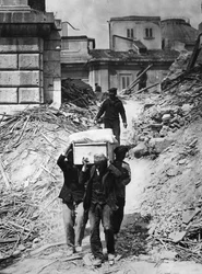 Recuperando cuerpos cuatro meses después del terremoto en Messina, 1909