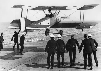 El Comandante de Escuadrón Edwin Dunning aterrizando un Sopwith Pup a bordo del HMS Furious, 2 de agosto de 1917